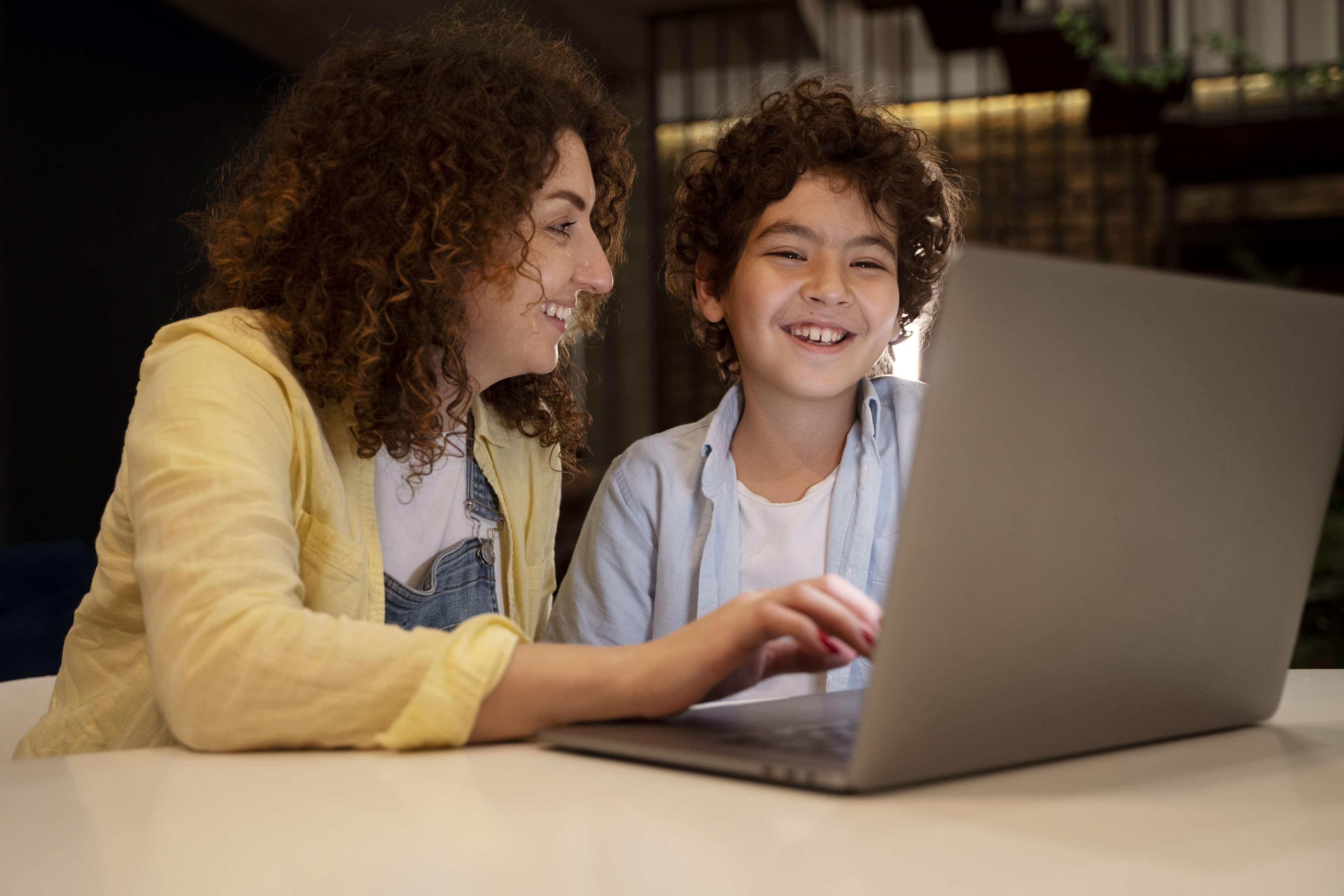 Criança estudando com os pais